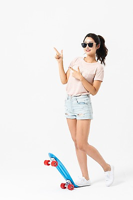 포토 JPG 스튜디오촬영 전신 여자 실내 한명 미소 사람 손짓 성인 앞모습 여름 30대 선글라스 한국인 스케이트보드 성인여자한명만 국내포토 1 계절 안경 뷰포인트 모션 표정 동양인 내부 장년 보드_스포츠 여자한명만 성인여자만 파일형식