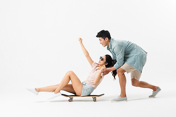 포토 JPG 스튜디오촬영 전신 커플 응시 여자 남자 실내 서기 미소 사람 앉기 성인 두명 옆모습 여름 30대 선글라스 손들기 한국인 잡기 스케이트보드 밀기 즐거움 성인만 국내포토 시선 계절 감정 안경 뷰포인트 관계 모션 표정 동양인 내부 장년 보드_스포츠 파일형식
