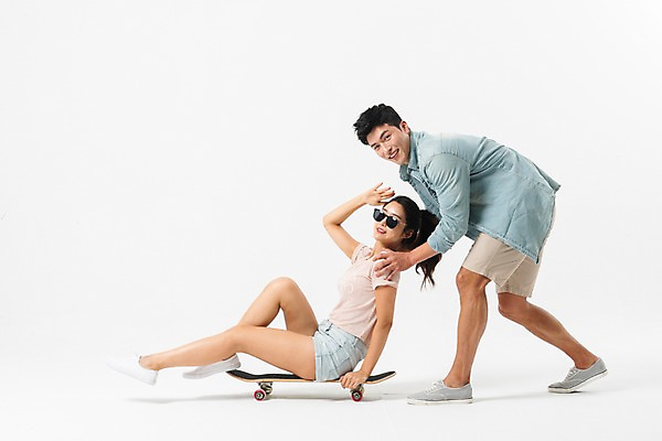 포토 JPG 스튜디오촬영 전신 커플 응시 여자 남자 실내 서기 미소 사람 앉기 성인 두명 옆모습 여름 30대 선글라스 손들기 한국인 스케이트보드 밀기 성인만 어깨에손 국내포토 시선 계절 안경 뷰포인트 관계 모션 표정 동양인 내부 장년 보드_스포츠 파일형식