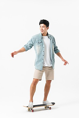 포토 JPG 스튜디오촬영 전신 응시 남자 포즈 실내 한명 서기 미소 사람 성인 앞모습 여름 30대 한국인 스케이트보드 성인남자한명만 국내포토 1 시선 계절 뷰포인트 모션 표정 동양인 내부 장년 보드_스포츠 남자한명만 성인남자만 파일형식