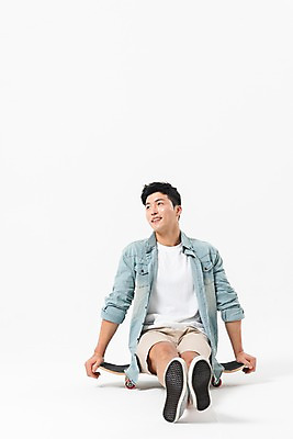 포토 JPG 스튜디오촬영 전신 응시 남자 실내 한명 미소 사람 앉기 성인 앞모습 여름 30대 한국인 잡기 스케이트보드 성인남자한명만 국내포토 1 시선 계절 뷰포인트 모션 표정 동양인 내부 장년 보드_스포츠 남자한명만 성인남자만 파일형식