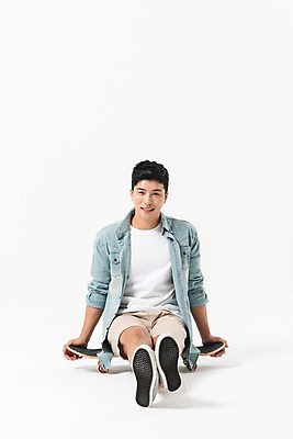 포토 JPG 스튜디오촬영 전신 응시 남자 실내 한명 미소 사람 앉기 성인 앞모습 여름 30대 한국인 잡기 스케이트보드 성인남자한명만 국내포토 1 시선 계절 뷰포인트 모션 표정 동양인 내부 장년 보드_스포츠 남자한명만 성인남자만 파일형식