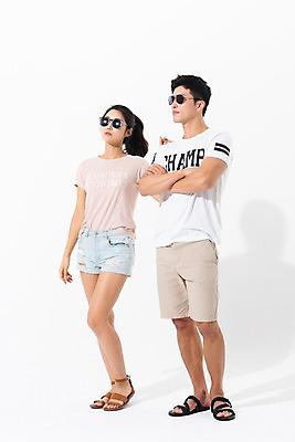 포토 JPG 스튜디오촬영 전신 커플 응시 여자 남자 포즈 실내 서기 사람 성인 두명 앞모습 여름 30대 선글라스 팔짱 한국인 성인만 어깨에손 국내포토 시선 계절 안경 뷰포인트 관계 모션 동양인 내부 장년 파일형식