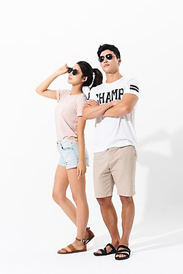 포토 JPG 스튜디오촬영 전신 커플 응시 여자 남자 포즈 실내 서기 사람 성인 두명 앞모습 옆모습 여름 30대 선글라스 팔짱 한국인 잡기 성인만 국내포토 시선 계절 안경 뷰포인트 관계 모션 동양인 내부 장년 파일형식