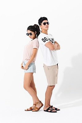 포토 JPG 스튜디오촬영 전신 커플 여자 남자 포즈 실내 서기 사람 성인 두명 옆모습 여름 30대 선글라스 팔짱 한국인 등맞대기 성인만 국내포토 계절 안경 뷰포인트 관계 모션 동양인 내부 장년 파일형식