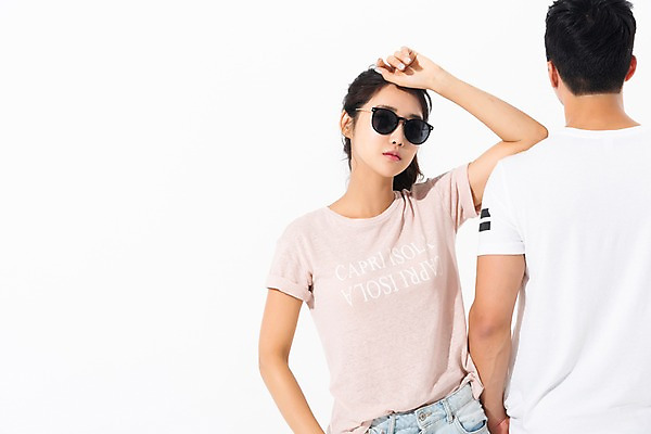 포토 JPG 스튜디오촬영 커플 여자 남자 포즈 실내 사람 상반신 성인 두명 앞모습 뒷모습 여름 30대 선글라스 한국인 주머니손 성인만 어깨에손 국내포토 계절 안경 뷰포인트 관계 모션 동양인 내부 장년 파일형식