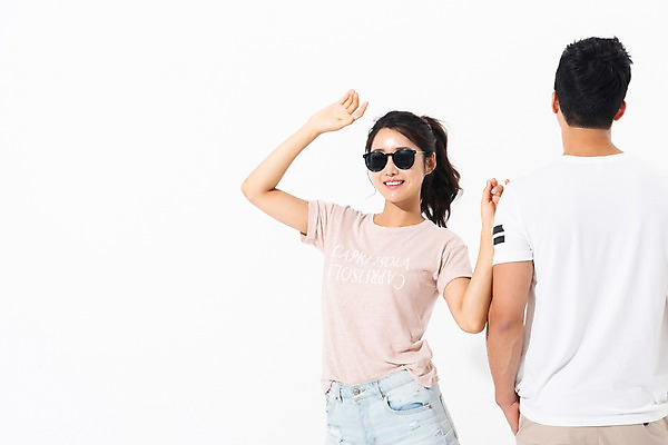 포토 JPG 스튜디오촬영 커플 여자 남자 포즈 실내 미소 사람 상반신 성인 두명 앞모습 뒷모습 여름 30대 선글라스 손들기 한국인 주머니손 성인만 어깨에손 국내포토 계절 안경 뷰포인트 관계 모션 표정 동양인 내부 장년 파일형식