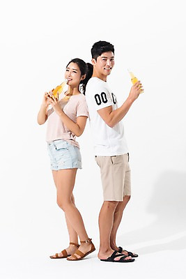 포토 JPG 스튜디오촬영 전신 커플 응시 여자 남자 실내 서기 미소 들기 사람 성인 두명 옆모습 여름 30대 한국인 마시기 등맞대기 샌들 맥주병 성인만 국내포토 시선 계절 뷰포인트 신발 관계 모션 술병 맥주 표정 동양인 내부 장년 파일형식