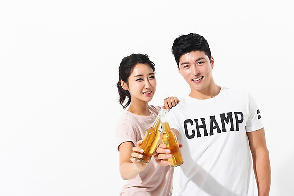 포토 JPG 스튜디오촬영 커플 응시 여자 남자 실내 미소 들기 사람 상반신 성인 두명 앞모습 여름 30대 한국인 건배 맥주병 성인만 어깨에손 국내포토 시선 계절 뷰포인트 관계 모션 술병 맥주 표정 동양인 내부 장년 파일형식