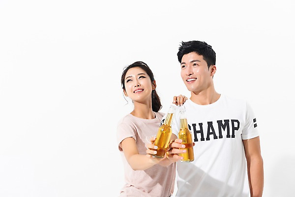 포토 JPG 스튜디오촬영 커플 응시 여자 남자 실내 미소 들기 사람 상반신 성인 두명 앞모습 여름 30대 한국인 맥주병 성인만 어깨에손 국내포토 시선 계절 뷰포인트 관계 모션 술병 맥주 표정 동양인 내부 장년 파일형식