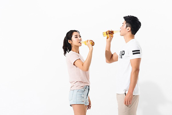 포토 JPG 스튜디오촬영 커플 여자 남자 맥주 실내 사람 상반신 성인 두명 옆모습 여름 30대 마주보기 한국인 마시기 맥주병 성인만 국내포토 계절 뷰포인트 관계 모션 술병 주류 동양인 내부 장년 파일형식