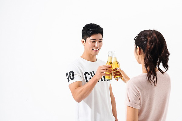 포토 JPG 스튜디오촬영 커플 응시 여자 남자 실내 미소 사람 상반신 성인 두명 앞모습 뒷모습 여름 30대 마주보기 한국인 건배 맥주병 성인만 국내포토 시선 계절 뷰포인트 관계 모션 술병 맥주 표정 동양인 내부 장년 파일형식