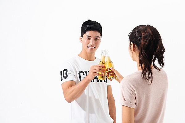 포토 JPG 스튜디오촬영 커플 응시 여자 남자 실내 미소 사람 상반신 성인 두명 앞모습 뒷모습 여름 30대 한국인 건배 맥주병 성인만 국내포토 시선 계절 뷰포인트 관계 술병 맥주 표정 동양인 내부 장년 파일형식