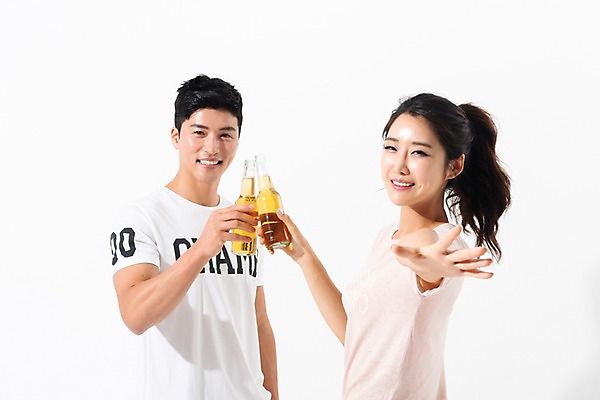 포토 JPG 스튜디오촬영 커플 응시 여자 남자 실내 미소 사람 상반신 성인 두명 앞모습 옆모습 여름 30대 한국인 손내밀기 건배 맥주병 성인만 국내포토 시선 계절 뷰포인트 관계 술병 맥주 표정 동양인 손짓 내부 장년 파일형식