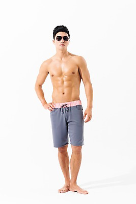 포토 JPG 스튜디오촬영 전신 남자 수영복 허리손 포즈 실내 한명 서기 사람 성인 앞모습 여름 30대 선글라스 한국인 성인남자한명만 국내포토 1 옷 계절 안경 뷰포인트 모션 동양인 내부 장년 남자한명만 성인남자만 파일형식