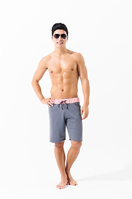 포토 JPG 스튜디오촬영 전신 남자 수영복 허리손 포즈 실내 한명 서기 미소 사람 성인 앞모습 여름 30대 선글라스 한국인 성인남자한명만 국내포토 1 옷 계절 안경 뷰포인트 모션 표정 동양인 내부 장년 남자한명만 성인남자만 파일형식