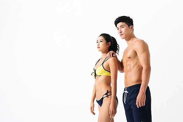 포토 JPG 스튜디오촬영 커플 응시 여자 남자 수영복 포즈 실내 사람 상반신 성인 두명 옆모습 여름 30대 한국인 성인만 어깨에손 국내포토 시선 옷 계절 뷰포인트 관계 모션 동양인 내부 장년 파일형식
