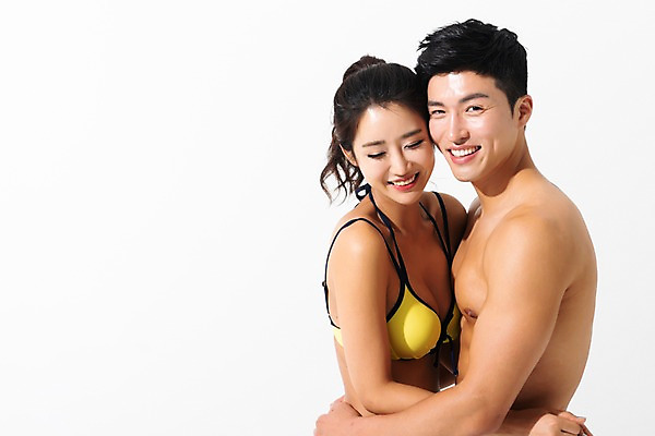 포토 JPG 스튜디오촬영 커플 응시 여자 남자 수영복 포즈 안기 실내 미소 사람 상반신 성인 두명 옆모습 여름 30대 한국인 성인만 국내포토 시선 옷 계절 뷰포인트 관계 모션 표정 동양인 내부 장년 파일형식