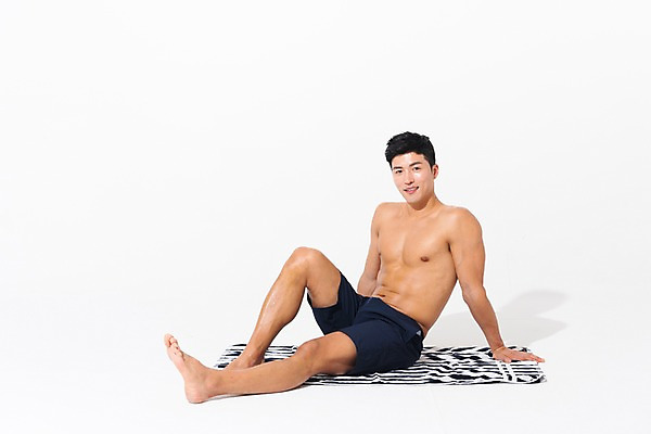 포토 JPG 스튜디오촬영 전신 응시 남자 수영복 휴식 실내 한명 미소 사람 앉기 성인 옆모습 여름 30대 한국인 비치타올 성인남자한명만 국내포토 1 시선 옷 계절 뷰포인트 컨셉 모션 표정 동양인 내부 장년 수건 남자한명만 성인남자만 파일형식