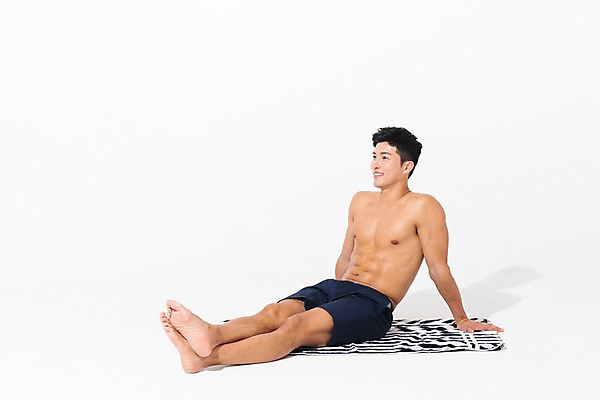 포토 JPG 스튜디오촬영 전신 응시 남자 수영복 휴식 실내 한명 미소 사람 앉기 성인 옆모습 여름 30대 한국인 비치타올 성인남자한명만 국내포토 1 시선 옷 계절 뷰포인트 컨셉 모션 표정 동양인 내부 장년 수건 남자한명만 성인남자만 파일형식