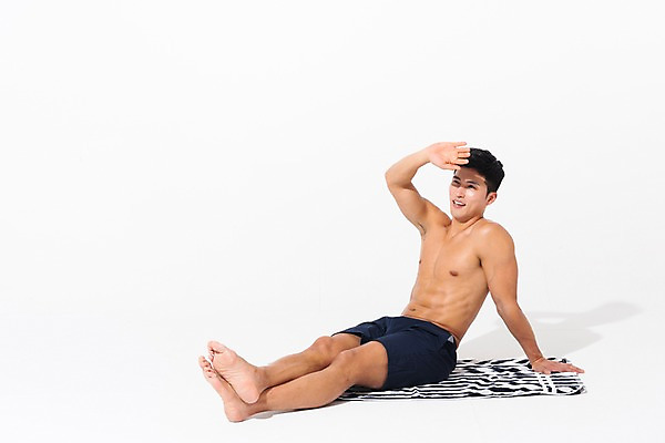포토 JPG 스튜디오촬영 전신 응시 남자 수영복 휴식 실내 한명 사람 앉기 성인 옆모습 여름 30대 손들기 한국인 비치타올 눈부심 얼굴가리기 성인남자한명만 국내포토 1 시선 옷 계절 뷰포인트 컨셉 모션 동양인 내부 장년 수건 가림 남자한명만 성인남자만 파일형식
