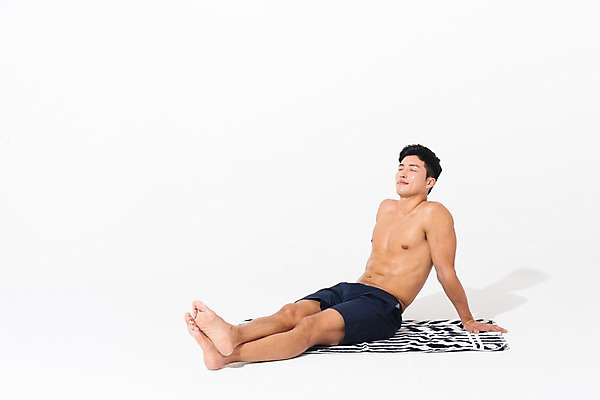 포토 JPG 스튜디오촬영 전신 남자 수영복 휴식 실내 한명 사람 앉기 성인 옆모습 여름 30대 눈감음 한국인 비치타올 성인남자한명만 국내포토 1 옷 계절 뷰포인트 컨셉 모션 동양인 내부 장년 수건 남자한명만 성인남자만 파일형식