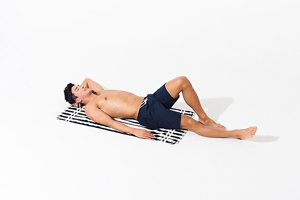 포토 JPG 스튜디오촬영 전신 남자 수영복 휴식 실내 한명 사람 성인 옆모습 여름 30대 눕기 눈감음 한국인 팔베개 비치타올 성인남자한명만 국내포토 1 옷 계절 뷰포인트 컨셉 모션 동양인 내부 장년 수건 남자한명만 성인남자만 파일형식