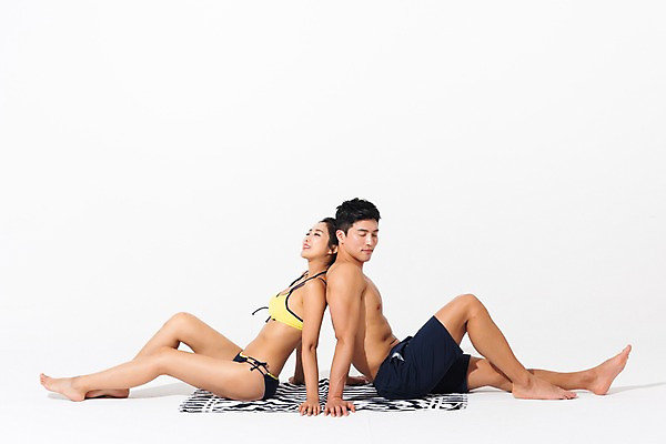 포토 JPG 스튜디오촬영 전신 커플 여자 남자 휴식 실내 사람 앉기 성인 두명 옆모습 여름 30대 비키니 눈감음 기댐 한국인 등맞대기 비치타올 성인만 국내포토 계절 수영복 뷰포인트 컨셉 관계 모션 동양인 내부 장년 수건 파일형식