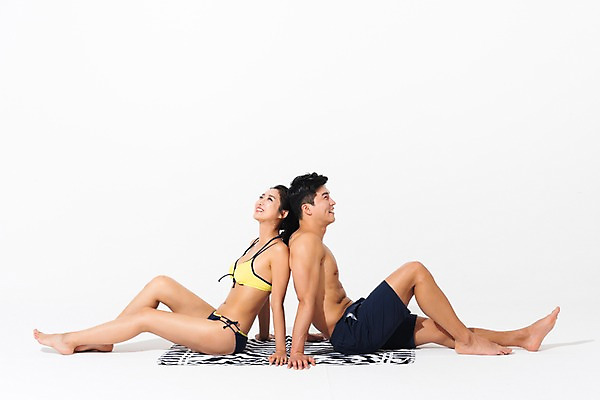 포토 JPG 스튜디오촬영 전신 커플 응시 여자 남자 휴식 실내 미소 사람 앉기 성인 두명 옆모습 여름 30대 비키니 기댐 한국인 등맞대기 비치타올 성인만 국내포토 시선 계절 수영복 뷰포인트 컨셉 관계 모션 표정 동양인 내부 장년 수건 파일형식