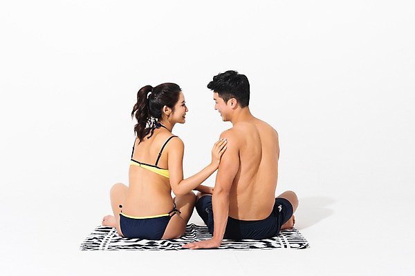 포토 JPG 스튜디오촬영 전신 커플 응시 여자 남자 실내 미소 사람 앉기 성인 두명 뒷모습 여름 30대 비키니 마주보기 한국인 비치타올 성인만 어깨에손 국내포토 시선 계절 수영복 뷰포인트 관계 모션 표정 동양인 내부 장년 수건 파일형식