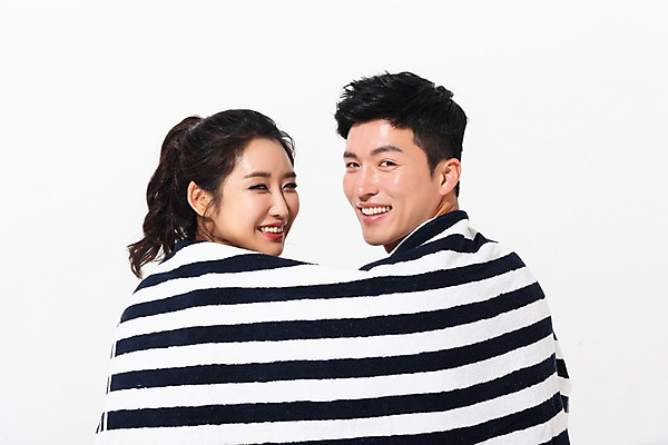 포토 JPG 스튜디오촬영 커플 응시 여자 남자 실내 미소 사람 상반신 성인 두명 뒷모습 여름 30대 한국인 뒤돌아보기 비치타올 성인만 국내포토 시선 계절 뷰포인트 관계 모션 표정 동양인 내부 장년 수건 파일형식