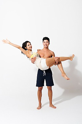 포토 JPG 스튜디오촬영 전신 커플 응시 여자 남자 안기 실내 웃음 사람 성인 두명 앞모습 옆모습 여름 30대 손들기 한국인 즐거움 비치웨어 성인만 국내포토 시선 옷 계절 감정 뷰포인트 관계 모션 표정 동양인 내부 장년 파일형식