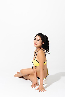 포토 JPG 스튜디오촬영 전신 응시 여자 휴식 실내 한명 미소 사람 앉기 성인 옆모습 여름 30대 한국인 비치웨어 성인여자한명만 국내포토 1 시선 옷 계절 뷰포인트 컨셉 모션 표정 동양인 내부 장년 여자한명만 성인여자만 파일형식