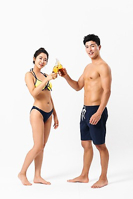 포토 JPG 스튜디오촬영 전신 커플 응시 여자 남자 실내 서기 미소 사람 성인 두명 옆모습 여름 30대 비키니 한국인 건배 맥주병 성인만 국내포토 시선 계절 수영복 뷰포인트 관계 모션 술병 맥주 표정 동양인 내부 장년 파일형식