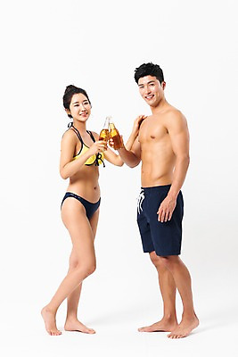 포토 JPG 스튜디오촬영 전신 커플 응시 여자 남자 실내 서기 미소 사람 성인 두명 옆모습 여름 30대 비키니 한국인 건배 맥주병 성인만 어깨에손 국내포토 시선 계절 수영복 뷰포인트 관계 모션 술병 맥주 표정 동양인 내부 장년 파일형식