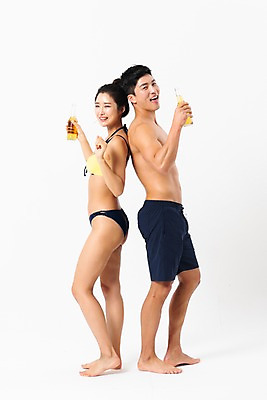 포토 JPG 스튜디오촬영 전신 커플 응시 여자 남자 실내 서기 미소 사람 성인 두명 옆모습 여름 30대 비키니 한국인 등맞대기 즐거움 맥주병 성인만 국내포토 시선 계절 수영복 감정 뷰포인트 관계 모션 술병 맥주 표정 동양인 내부 장년 파일형식