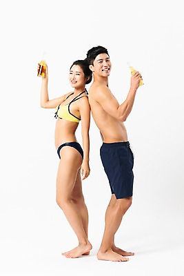 포토 JPG 스튜디오촬영 전신 커플 응시 여자 남자 실내 서기 미소 사람 성인 두명 옆모습 여름 30대 비키니 한국인 등맞대기 맥주병 비치웨어 성인만 국내포토 시선 옷 계절 수영복 뷰포인트 관계 모션 술병 맥주 표정 동양인 내부 장년 파일형식