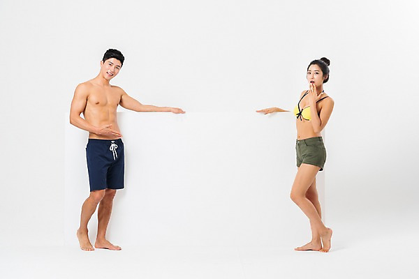 포토 JPG 스튜디오촬영 전신 배너 커플 여자 남자 안내 사각프레임 광고판 알림판 실내 서기 사람 성인 두명 옆모습 여름 30대 놀람 한국인 가리킴 잡기 비치웨어 성인만 국내포토 옷 계절 감정 뷰포인트 관계 모션 프레임 표정 동양인 손짓 내부 장년 사각형 판 파일형식
