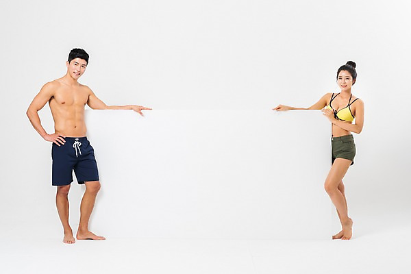 포토 JPG 스튜디오촬영 전신 배너 커플 응시 여자 남자 사각프레임 광고판 알림판 실내 서기 미소 사람 성인 두명 옆모습 여름 30대 한국인 잡기 비치웨어 성인만 국내포토 시선 옷 계절 뷰포인트 관계 모션 프레임 표정 동양인 내부 장년 사각형 판 파일형식