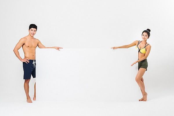 포토 JPG 스튜디오촬영 전신 배너 커플 응시 여자 남자 허리손 안내 사각프레임 광고판 알림판 실내 서기 미소 사람 성인 두명 옆모습 여름 30대 한국인 잡기 비치웨어 성인만 국내포토 시선 옷 계절 뷰포인트 포즈 관계 모션 프레임 표정 동양인 내부 장년 사각형 판 파일형식