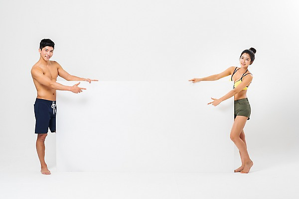 포토 JPG 스튜디오촬영 전신 배너 커플 응시 여자 남자 사각프레임 광고판 알림판 실내 서기 미소 사람 성인 두명 옆모습 여름 30대 한국인 가리킴 잡기 비치웨어 성인만 국내포토 시선 옷 계절 뷰포인트 관계 모션 프레임 표정 동양인 손짓 내부 장년 사각형 판 파일형식