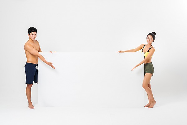 포토 JPG 스튜디오촬영 전신 배너 커플 응시 여자 남자 안내 사각프레임 광고판 알림판 실내 서기 미소 사람 성인 두명 옆모습 여름 30대 한국인 가리킴 비치웨어 성인만 국내포토 시선 옷 계절 뷰포인트 관계 모션 프레임 표정 동양인 손짓 내부 장년 사각형 판 파일형식