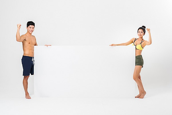 포토 JPG 스튜디오촬영 전신 배너 커플 응시 여자 남자 사각프레임 광고판 알림판 실내 서기 미소 사람 성인 두명 옆모습 여름 30대 파이팅 한국인 잡기 비치웨어 성인만 국내포토 시선 옷 계절 뷰포인트 관계 모션 프레임 표정 동양인 내부 장년 사각형 판 파일형식