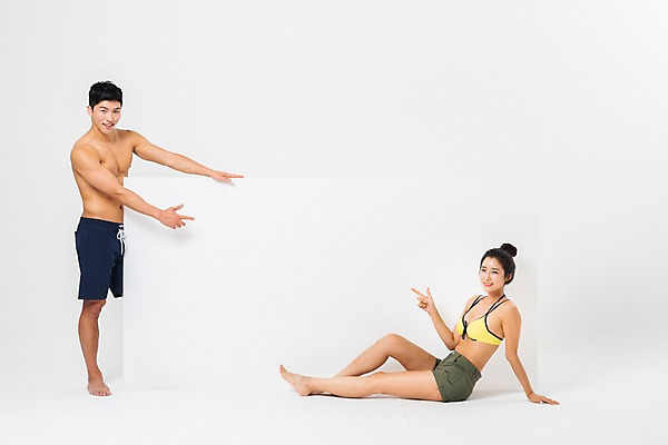 포토 JPG 스튜디오촬영 전신 배너 커플 응시 여자 남자 사각프레임 광고판 알림판 실내 서기 미소 사람 앉기 성인 두명 옆모습 여름 30대 한국인 가리킴 비치웨어 성인만 국내포토 시선 옷 계절 뷰포인트 관계 모션 프레임 표정 동양인 손짓 내부 장년 사각형 판 파일형식