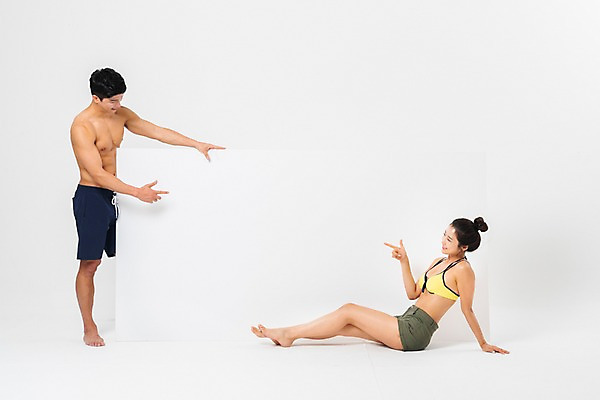 포토 JPG 스튜디오촬영 전신 배너 커플 응시 여자 남자 사각프레임 광고판 알림판 실내 서기 미소 사람 앉기 성인 두명 옆모습 여름 30대 한국인 가리킴 비치웨어 성인만 국내포토 시선 옷 계절 뷰포인트 관계 모션 프레임 표정 동양인 손짓 내부 장년 사각형 판 파일형식