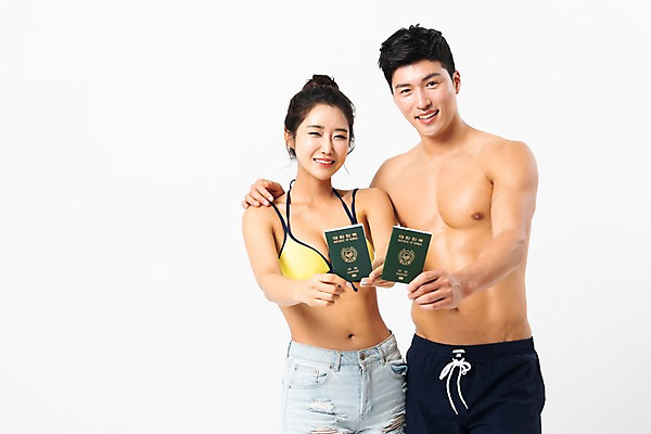 포토 JPG 스튜디오촬영 커플 응시 여자 남자 실내 미소 사람 상반신 성인 두명 앞모습 여름 30대 한국인 손내밀기 여권 비치웨어 성인만 어깨에손 국내포토 시선 옷 계절 뷰포인트 관계 모션 표정 동양인 손짓 내부 장년 파일형식