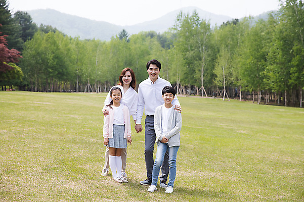 포토 JPG 주간 전신 나무 여자 남자 어린이 40대 가족 서기 미소 사람 잔디 여러명 성인 야외 앞모습 10대 30대 부모 손잡기 한국인 자녀 숲 핵가족 남이섬 어깨에손 국내포토 자연요소 식물 뷰포인트 섬 중년 다수 관계 모션 청소년 표정 동양인 장년 강원도 파일형식