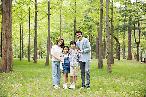 포토 JPG 주간 전신 여자 남자 어린이 40대 허리손 가족 서기 미소 사람 잔디 여러명 성인 야외 앞모습 10대 30대 부모 한국인 자녀 핵가족 남이섬 어깨에손 국내포토 자연요소 식물 뷰포인트 섬 중년 포즈 다수 관계 모션 청소년 표정 동양인 장년 강원도 파일형식