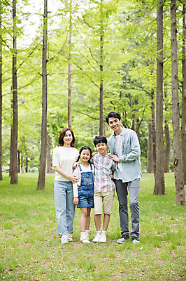 포토 JPG 주간 전신 나무 여자 남자 어린이 40대 허리손 가족 서기 미소 사람 잔디 여러명 성인 야외 앞모습 10대 30대 부모 한국인 자녀 핵가족 남이섬 어깨에손 국내포토 자연요소 식물 뷰포인트 섬 중년 포즈 다수 관계 모션 청소년 표정 동양인 장년 강원도 파일형식