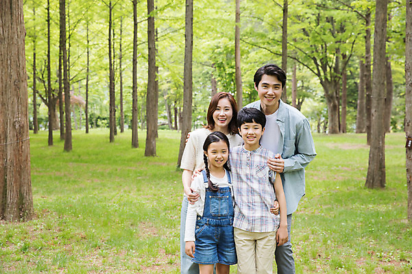 포토 JPG 주간 나무 여자 남자 어린이 40대 가족 서기 미소 사람 잔디 여러명 상반신 성인 야외 앞모습 10대 30대 부모 한국인 자녀 숲 핵가족 남이섬 어깨에손 국내포토 자연요소 식물 뷰포인트 섬 중년 다수 관계 모션 청소년 표정 동양인 장년 강원도 파일형식